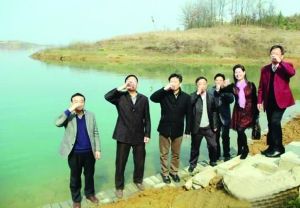 活動儀式現(xiàn)場，一眾人舀起漳河水直接喝下