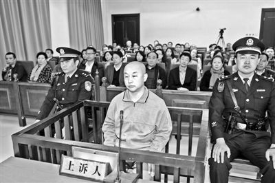 4月14日，趙志紅（前中）在庭審現(xiàn)場(chǎng) 供圖/新華社