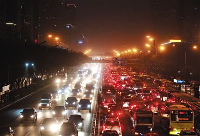 昨晚，因沙塵暴導(dǎo)致能見(jiàn)度低，長(zhǎng)安街嚴(yán)重堵車。
