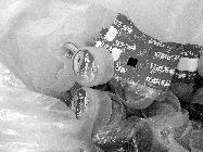 食藥監(jiān)執(zhí)法人員封存了無證水廠的假商標(biāo)。