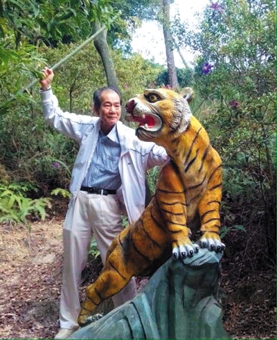2015年1月10日，區(qū)少坤到廣東肇慶九龍湖游玩，拍攝打虎圖。