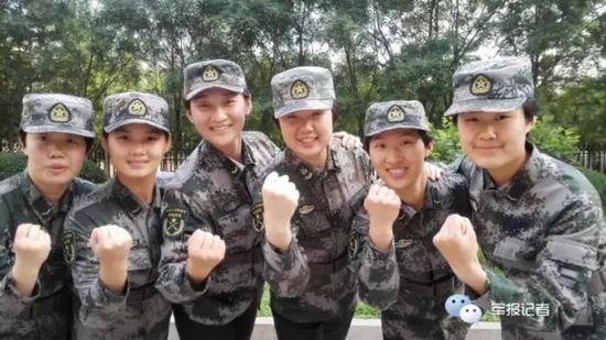 解放軍首位女士官長(zhǎng)上崗 著裝由總部專(zhuān)設(shè)