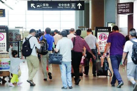 近期乘飛機應(yīng)留足更多的時間以免誤機。/晨報記者 殷立勤