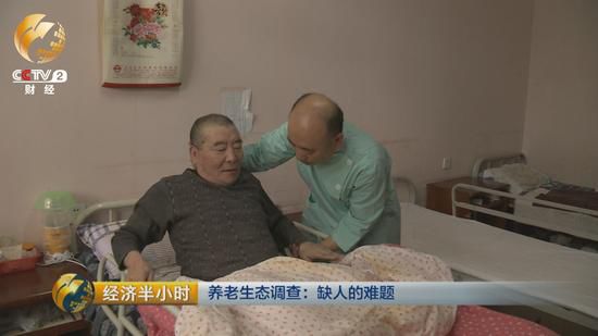 每天凌晨5點多，老姜就起床。幫老人挨個洗臉，口腔護理，換尿墊，擦身。