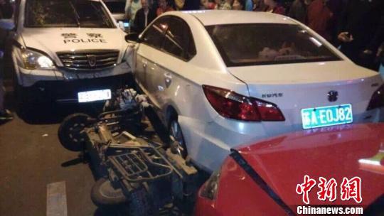 網(wǎng)友上傳的現(xiàn)場事故圖片。 網(wǎng)友拍圖 攝