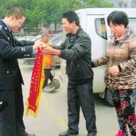 何姜姜的父母給民警送錦旗。