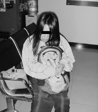 扮學(xué)生妹乞討的女子。