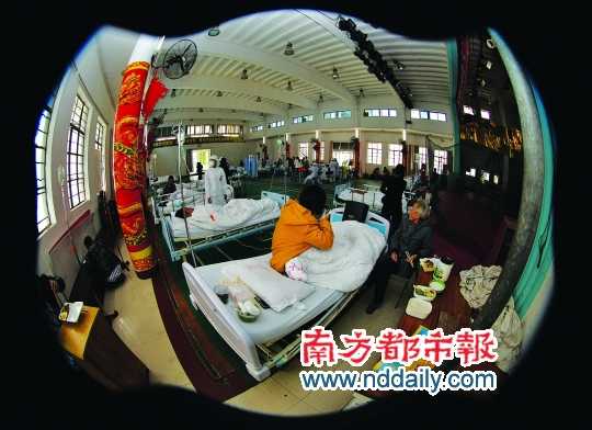 病人被轉(zhuǎn)移到該院的工會(huì)大禮堂。通訊員 符曉亮 攝