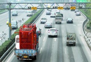 內(nèi)環(huán)高速連應(yīng)急車道也被社會(huì)車輛占用著，3月嬰兒最后病重離世