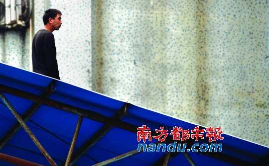 佛山一男子汽車站跳天棚死亡 稱自己頂著家里重?fù)?dān) 佛山一男子汽車站跳天棚死亡 稱自己頂著家里重?fù)?dān)