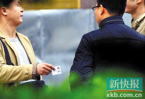在進(jìn)行了近半個月暗訪調(diào)查中，有證販子告訴記者稱，二代身份證買賣已形成產(chǎn)業(yè)鏈，不僅貨源穩(wěn)定，生意也是相當(dāng)紅火?！稣褟V場附近，一名男子正向記者兜售二代身份證。