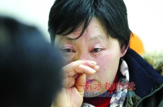 　　聽聞判決結(jié)果，被害人母親楊書會(huì)控制不住眼淚。南都記者徐文閣攝