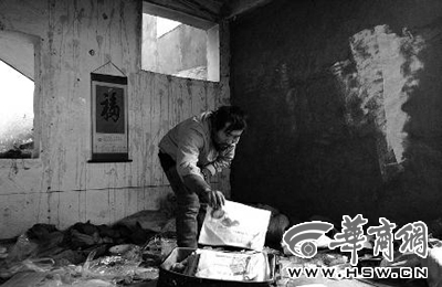 西安市解放路與東大街十字西北角的一棟待拆遷的樓房中,陳露山整理自己每天看的報(bào)紙 西安市解放路與東大街十字西北角的一棟待拆遷的樓房中,陳露山整理自己每天看的報(bào)紙