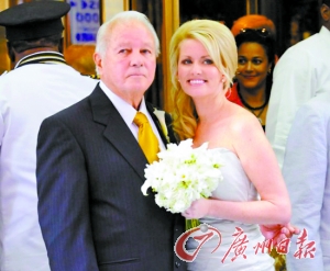 二00一年，埃德文和特里娜舉行婚禮。