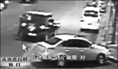 事發(fā)現(xiàn)場監(jiān)控錄像顯示，白圈內(nèi)的被害人老丁，正在牧馬人越野車旁收費(fèi)。 圖片來自電視截圖