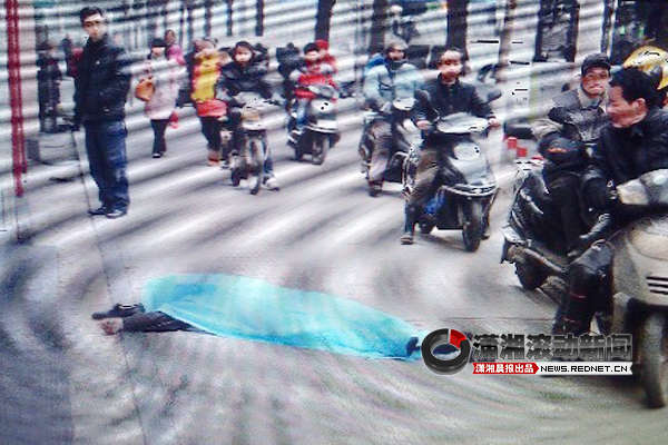 2月4日早上8時30分許，長沙人民中路255號一棟住宅樓露天樓梯6樓頂部，一名三十多歲的中年男子跳下