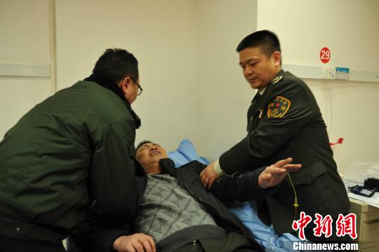 被“黑車”頂跑近5公里的執(zhí)法隊(duì)員周應(yīng)鑄被送至醫(yī)院急救?！￠Z成全　攝