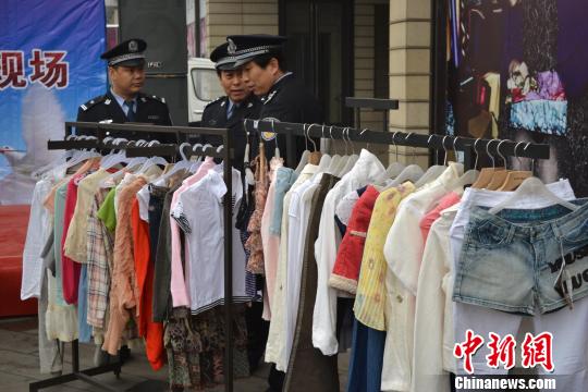 警方展示的部分被盜服裝?！∷瘟⒊z