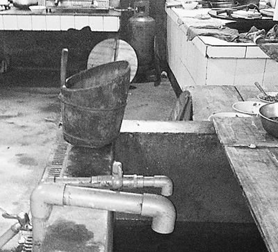 在鎮(zhèn)機(jī)關(guān)食堂，洗菜煮飯都用自來(lái)水。