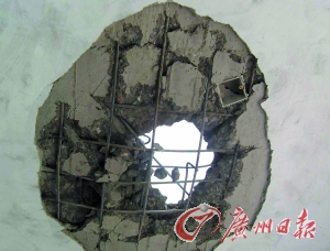 被雷電擊穿的民房。