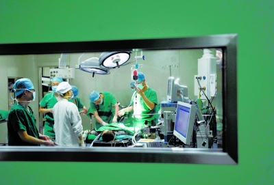 昨晚，醫(yī)生為小進進做截肢手術。