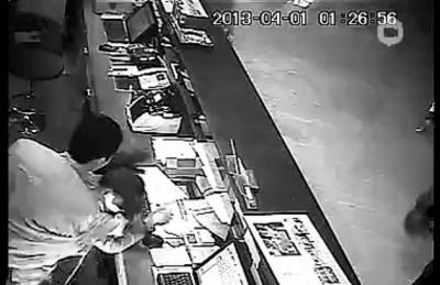 第三名白衣男子沖進柜臺內(nèi)對女服務(wù)員一頓拳打腳踢。