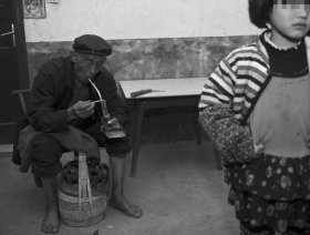 男子因無錢給女兒交學(xué)費(fèi)持仿真手槍搶劫(圖) 男子因無錢給女兒交學(xué)費(fèi)持仿真手槍搶劫(圖)