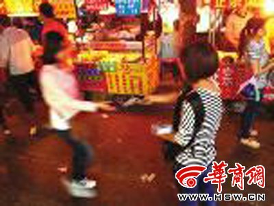 保潔員下跪磕頭阻止散發(fā)小廣告 對(duì)方無動(dòng)于衷 保潔員下跪磕頭阻止散發(fā)小廣告 對(duì)方無動(dòng)于衷