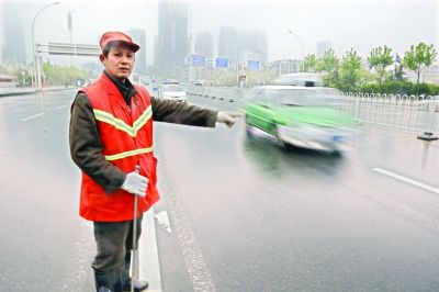 　肖慶旭師傅在事發(fā)地點(diǎn)講述經(jīng)過。記者李銳 攝