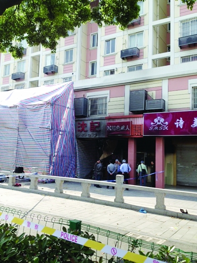 警方勘查事故現(xiàn)場(chǎng)。