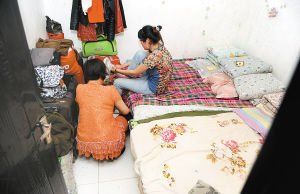 在米家崖一民房?jī)?nèi)，母親蹲在地上幫身陷傳銷的女兒穿鞋，但遭到女兒拒絕