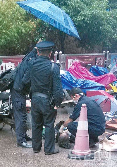 七旬老人街頭摔倒 兩路人為其撐傘擋雨 七旬老人街頭摔倒 兩路人為其撐傘擋雨