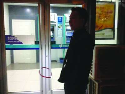 夏先生拿防盜鎖鎖了銀行門。