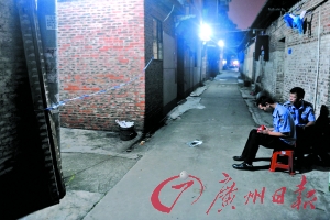 事發(fā)出租屋前拉起了警戒線(xiàn)，警方正在現(xiàn)場(chǎng)調(diào)查。記者陳楓攝