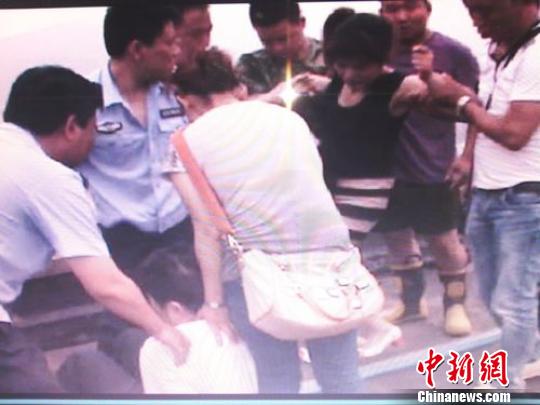 宗德宇緩緩靠近跳樓女子?！O程　攝