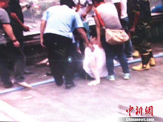 宗德宇緩緩靠近跳樓女子?！O程　攝