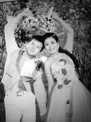 結(jié)婚照中的阿妮笑容燦爛，現(xiàn)實中，這對“跨國速成夫妻”還處在并不愉快的磨合過程中 本版均為資料圖片