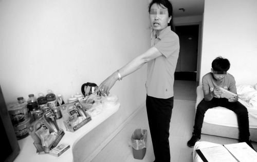 母子住酒店一宿 結(jié)賬時被要求付安全套錢(圖) 母子住酒店一宿 結(jié)賬時被要求付安全套錢(圖)