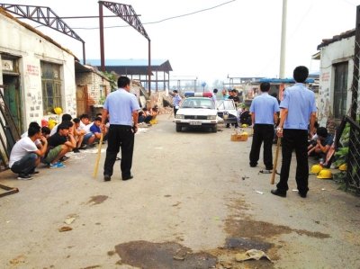 民警繳獲木棍。 讀者供圖