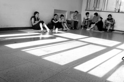 女童的家屬在醫(yī)院走廊中等待。京華時(shí)報(bào)記者趙思衡攝