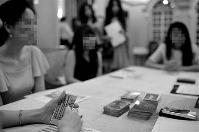 6月30日，中國(guó)企業(yè)家單身俱樂(lè)部在北京舉行富豪相親海選活動(dòng)，“考官”通過(guò)玩塔羅牌考察面試者的心理狀態(tài)。新京報(bào)記者 吳江 攝