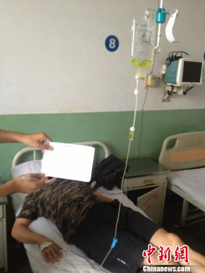 　被毆打記者正在當(dāng)?shù)蒯t(yī)院接受治療，診斷顯示為腹股溝軟組織挫傷。穆玉良 攝