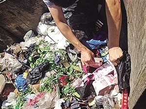 30萬元現金是張紅軍收拾垃圾箱時找到的 30萬元現金是張紅軍收拾垃圾箱時找到的