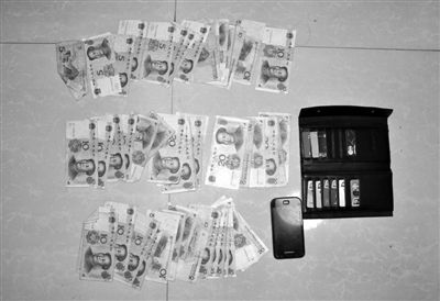 警方從搶劫嫌疑人處起獲的贓款和發(fā)令槍、子彈。警方供圖