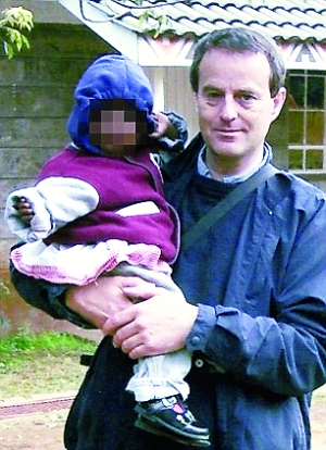 伍德與一名幼女的合影。