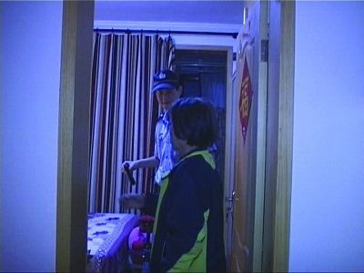 民警幫老人檢查沒發(fā)現(xiàn)有炸彈。