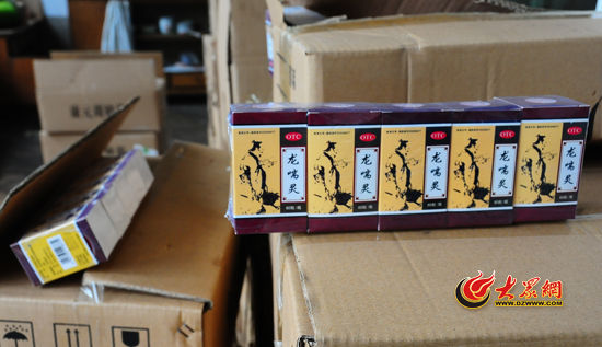 圖為民警現(xiàn)場(chǎng)被查獲的部分假藥。