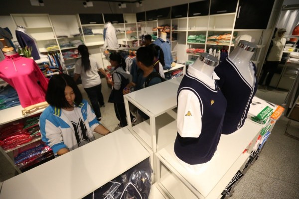 　9月12日，北京，十一學(xué)校在推出三大類、超過40款“最潮”校服，吸引學(xué)生搶購。