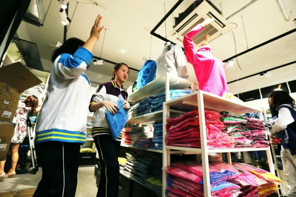 　9月12日，北京，十一學(xué)校在推出三大類、超過40款“最潮”校服，吸引學(xué)生搶購。