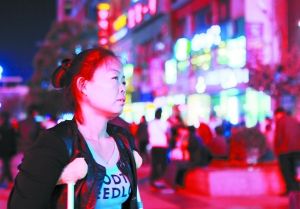 走在燈火闌珊的蘭州街頭，史女士迷茫無助。